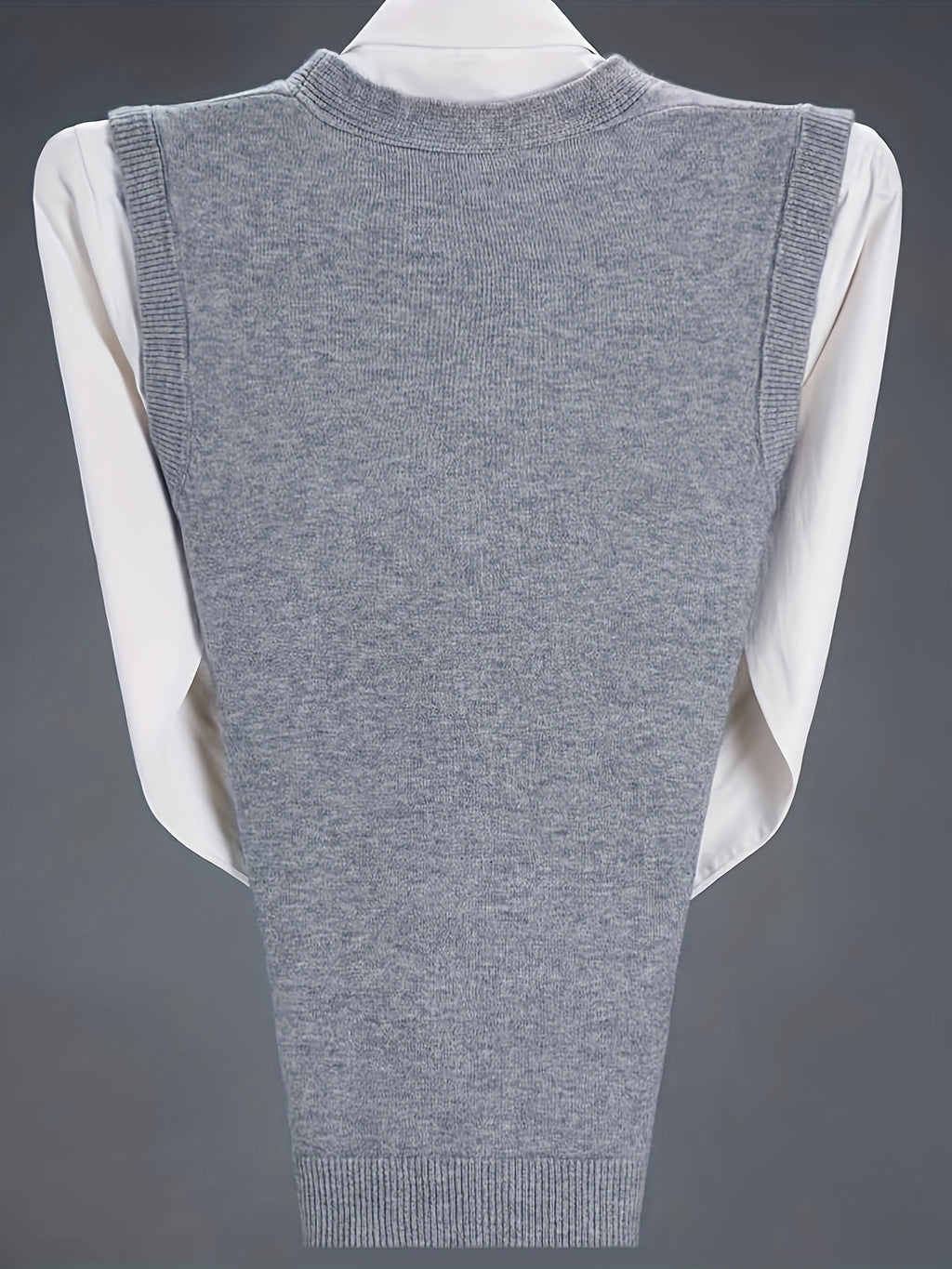 Gilet à col en V de couleur unie tricoté confortable et à la mode pour hommes 1 pièce (Jiang Xuyu)